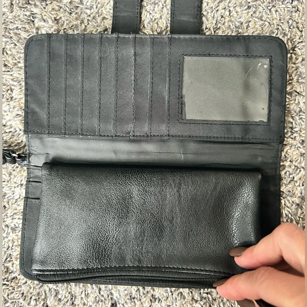 5/$25 Kenneth Cole Reaction Black Leather Wristlet/wallet